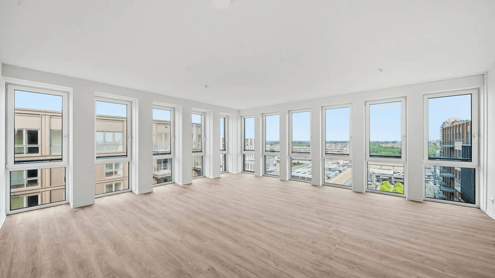 Penthouse appartement met drie slaapkamers en balkon, gemeubileerd