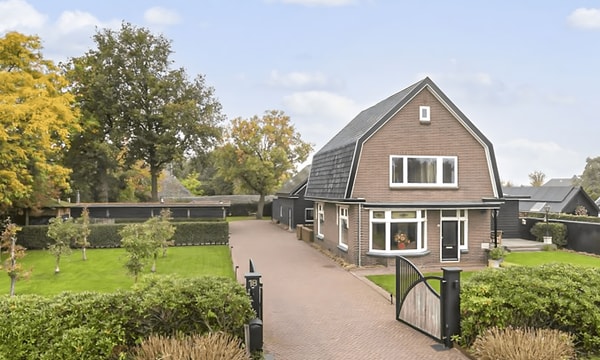 Huis | 327m² | €3900,-