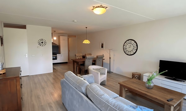 Kamer | 93m² | €1975,-