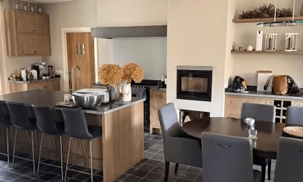 Huis | 381m² | €8888,-