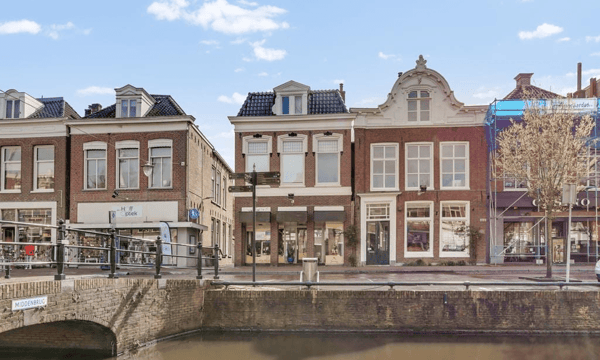 Parkeerplaats | 166m² | €1950,-