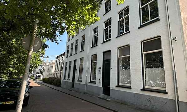 Kamer | m² | €620,-