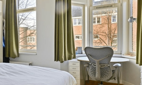 Kamer | m² onbekend | €925,-