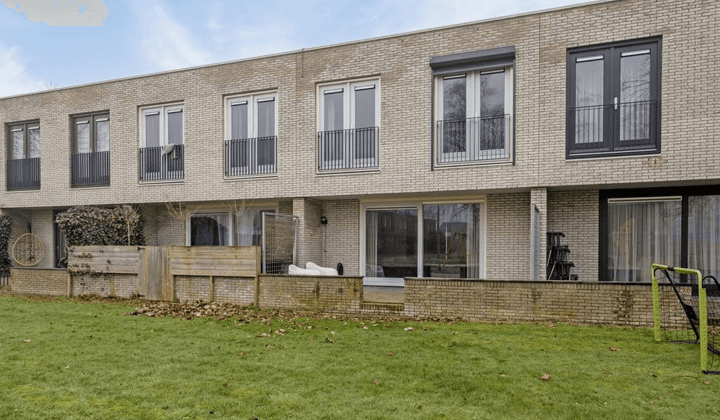 Eengezinswoning met 4 slaapkamers en tuin