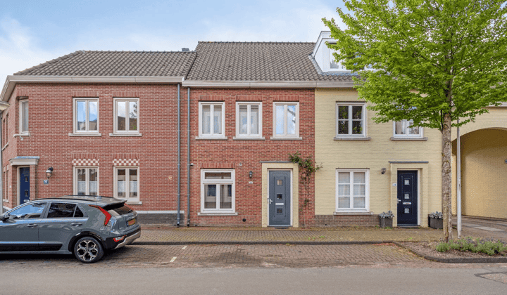 Gemeubileerde tussenwoning met 4 slaapkamers en tuin