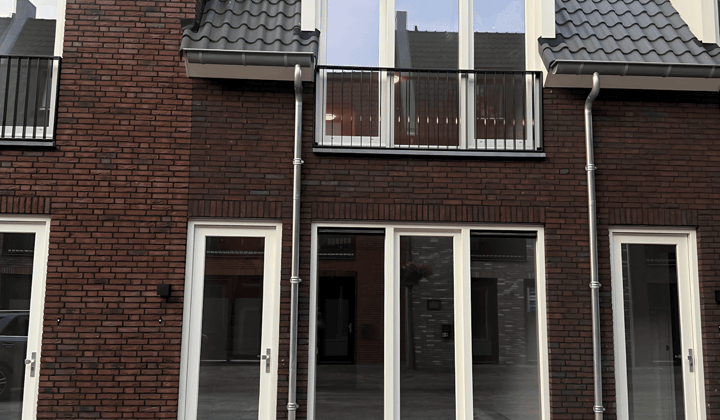 Gestoffeerd huis met balkon en moderne badkamer