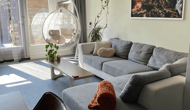 Eengezinswoning met tuin en gemeubileerd interieur