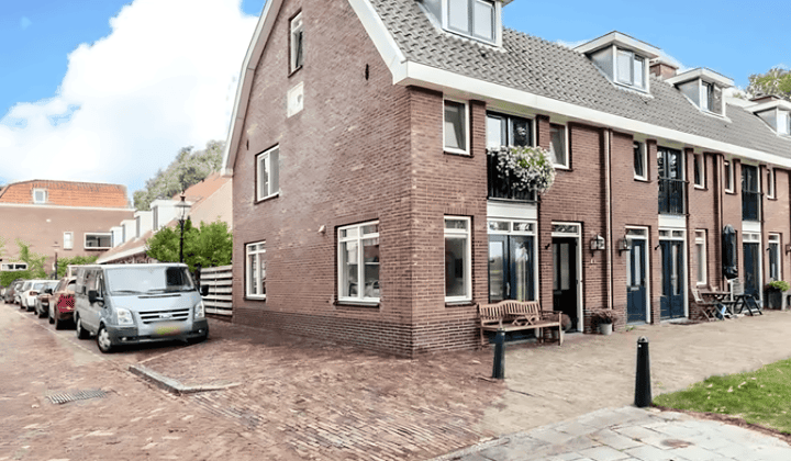 Eengezinswoning met tuin en balkon, deels gestoffeerd