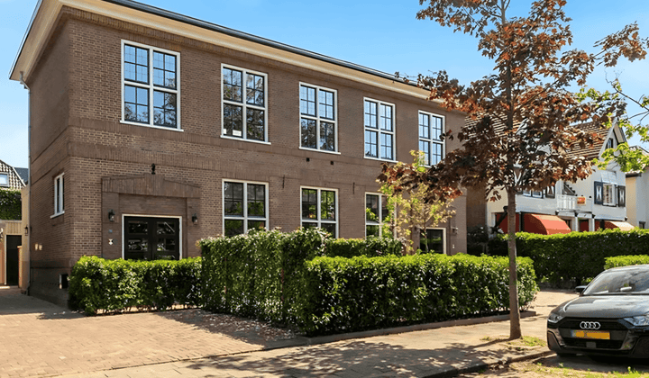Gemeubileerd appartement met balkon en tuin in monumentaal pand