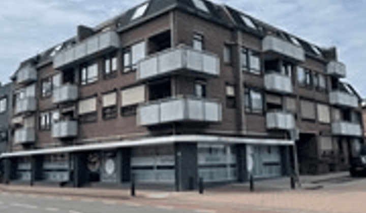 Gestoffeerd appartement met balkon en parkeerplaats in centrum