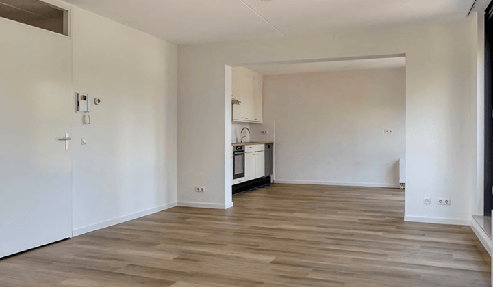 Ruim appartement met balkon en nette keuken