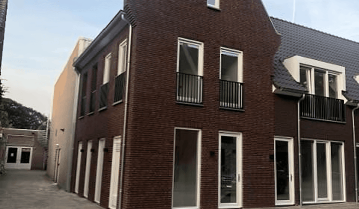 Hoekwoning met Balkon en Gestoffeerd Interieur