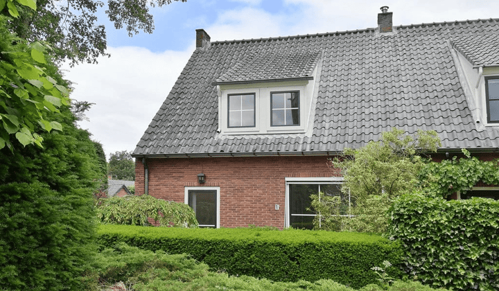 Hoekwoning met tuin en garage