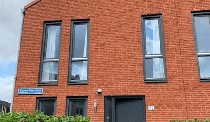 Ruime eengezinswoning met tuin en privéberging
