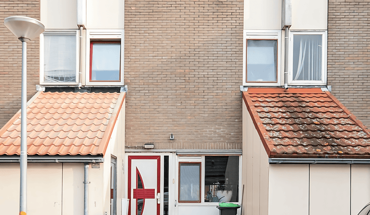 Gestoffeerde tussenwoning met tuin en moderne badkamer
