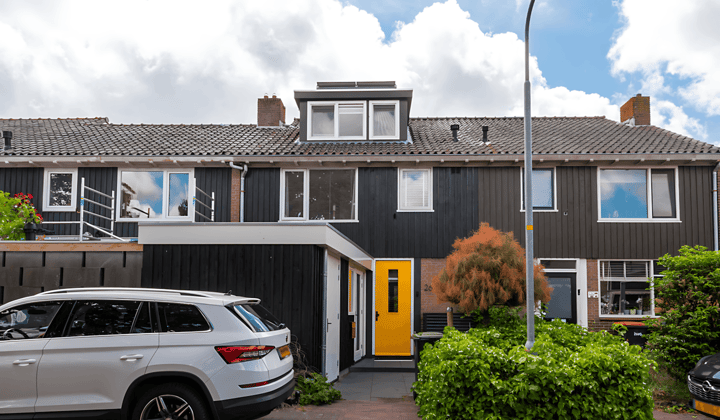 Gemeubileerde tussenwoning met tuin en drie slaapkamers