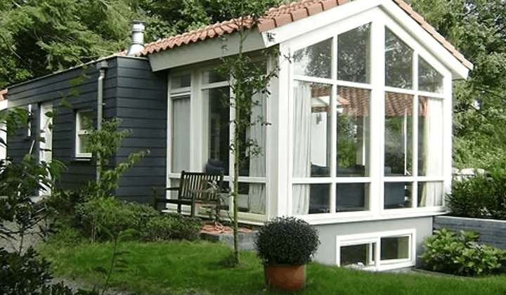 Gestoffeerde eengezinswoning met tuin en inloopdouche
