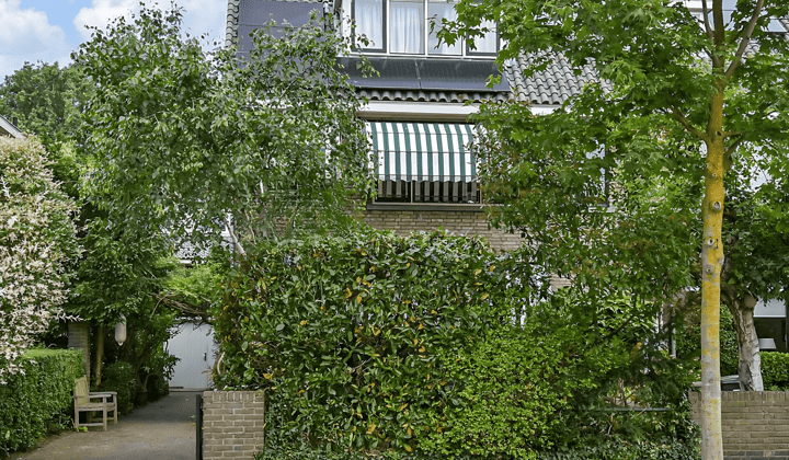 Huis met tuin en gemeubileerd