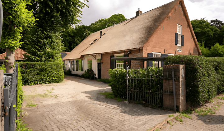 Historisch huis met tuin en parkeergelegenheid