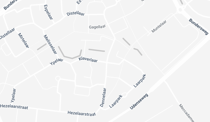 Gestoffeerde tussenwoning met tuin en carport