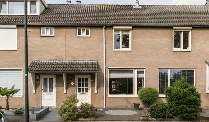 Gestoffeerde tussenwoning met tuin en parkeerplaats
