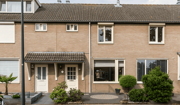 Gestoffeerde tussenwoning met tuin en parkeerplaats
