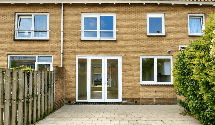 Gestoffeerde eengezinswoning met tuin en moderne badkamer