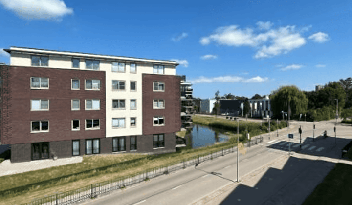 Appartement met balkon en luxe badkamer
