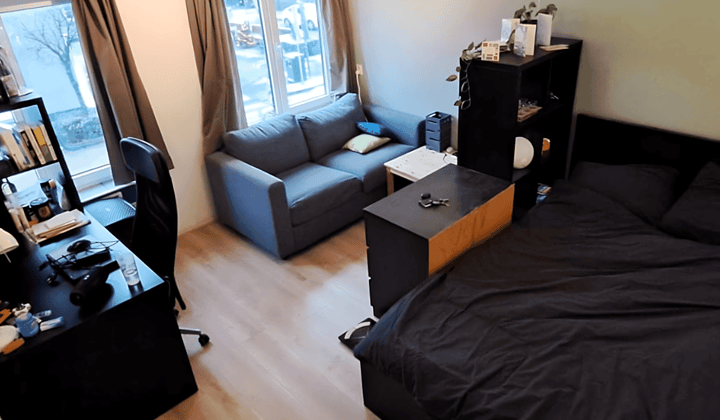 Kaal kamer met balkon en wasmachine, alleen mannen