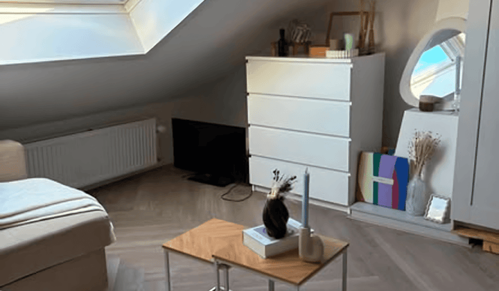 Gemeubileerde kamer met balkon en tijdelijke huur