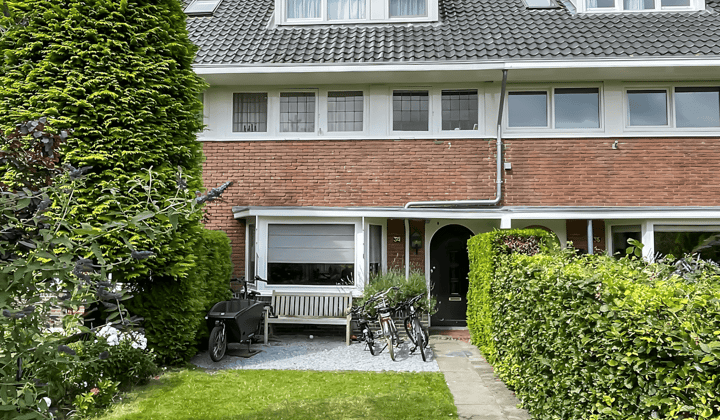 Gestoffeerde tussenwoning met tuin en wasruimte