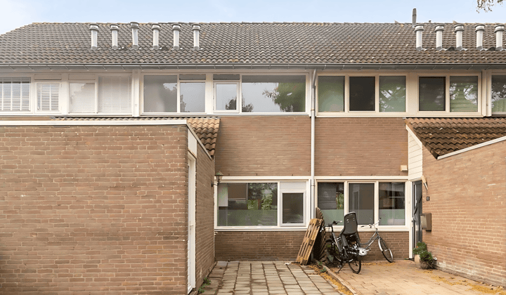 Ruime tussenwoning met tuin en nette keuken