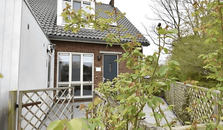 Gestoffeerde hoekwoning met tuin en parkeergelegenheid