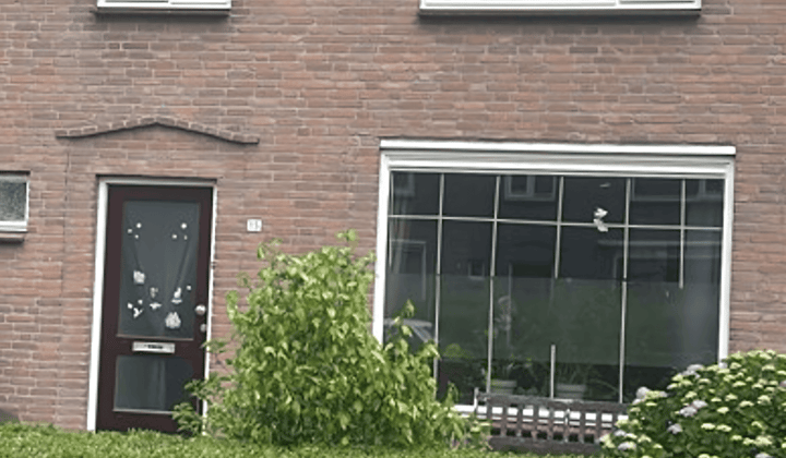Eengezinswoning met tuin en parkeerplaats