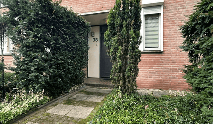 Gemeubileerde eengezinswoning met tuin en lange huurperiode