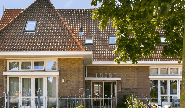 Ruim benedenappartement met tuin en wasmachine
