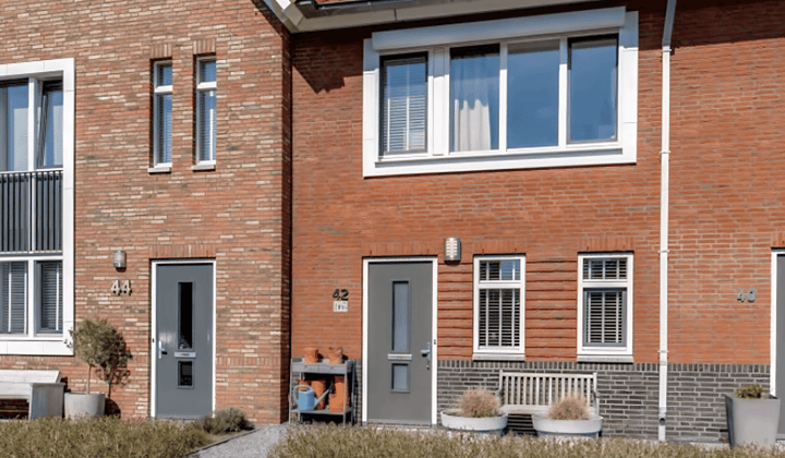 Uitgebouwde tussenwoning met tuin en inloopdouche, gestoffeerd