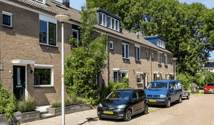 Gemeubileerde eengezinswoning met tuin en parkeerplek