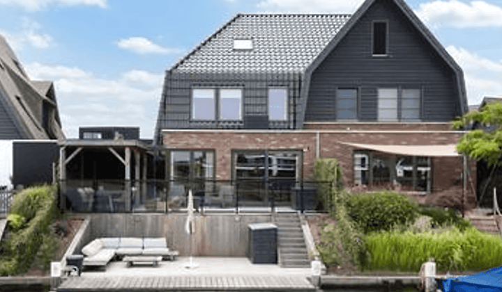 Gemeubileerde twee-onder-een-kapvilla met tuin en fraai uitzicht