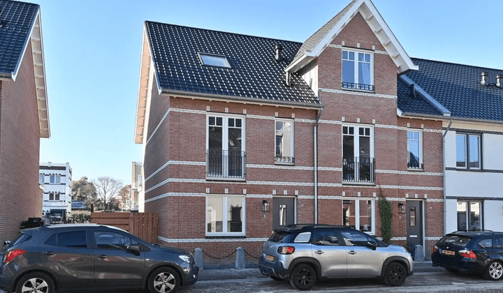 Ruime hoekwoning met vier slaapkamers en tuin