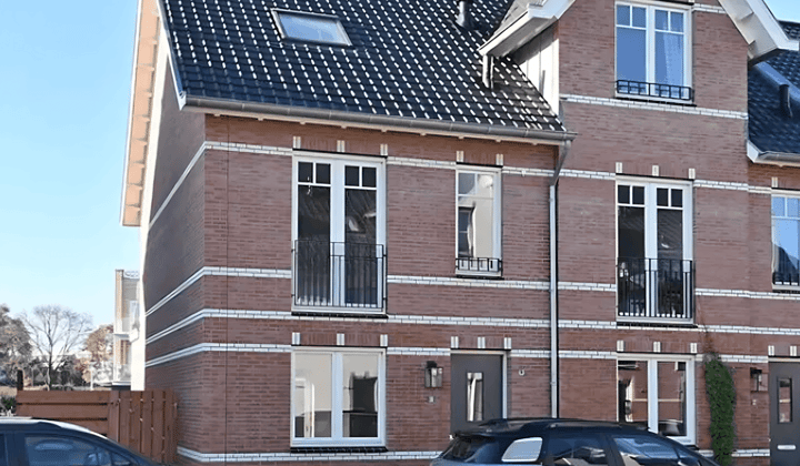 Ruime hoekwoning met balkon en tuin