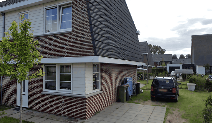Ruime eengezinswoning met tuin en parkeerplaats
