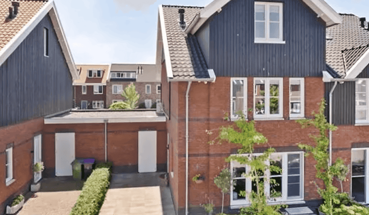 Twee-onder-een-kapwoning met tuin en parkeerplaats