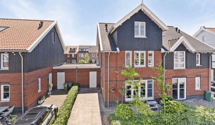 Twee-onder-een-kapwoning met tuin en parkeerplaats