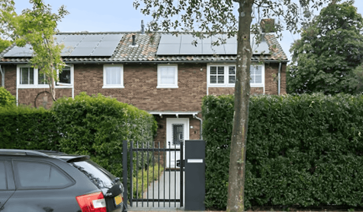 Twee-onder-een-kapwoning met tuin en gemeubileerd