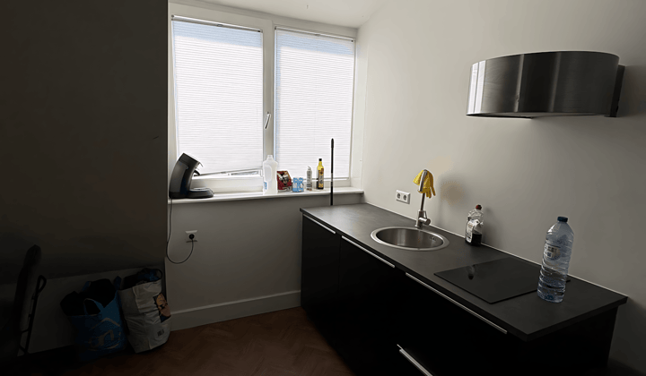 Gerenoveerde kamer gestoffeerd en gemeubileerd inclusief prijs