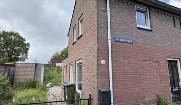 Eengezinswoning met tuin en parkeergelegenheid