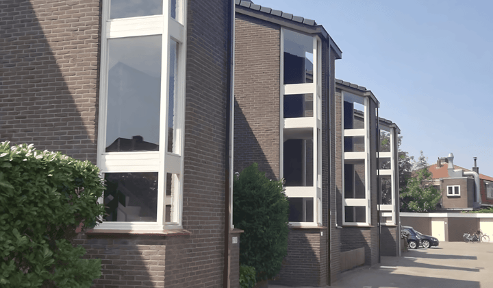 Gemeubileerd appartement met balkon en eigen garage