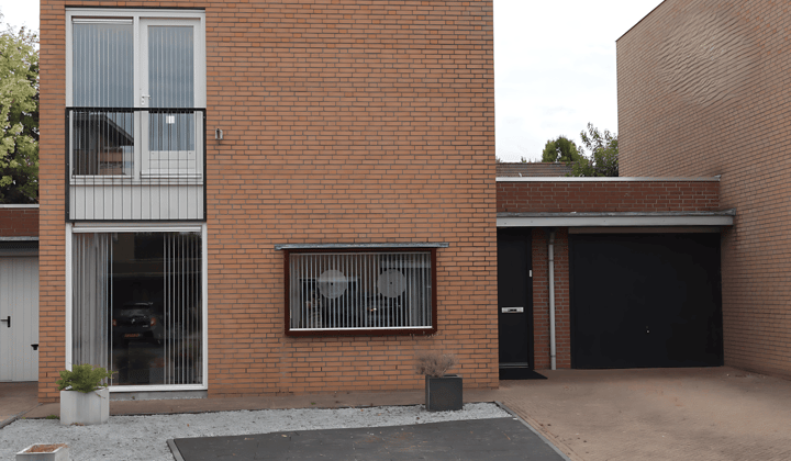 Geschakelde woning met tuin en gemeubileerd