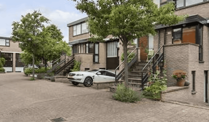 Gemeubileerd herenhuis met tuin en parkeerplaats